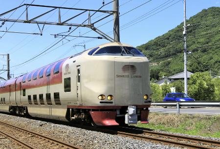 　東京と高松を結ぶ寝台特急「サンライズ瀬戸」＝高松市