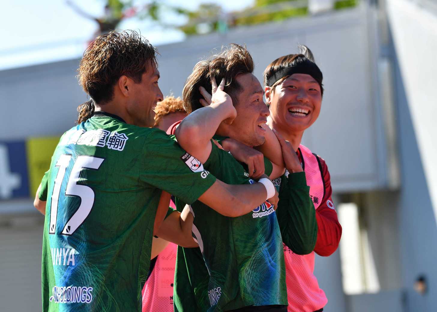 	ＦＣ岐阜×鹿児島＝後半３８分、勝ち越しゴールを決め、仲間の祝福を受けるＦＣ岐阜のＤＦ宇賀神（中央）＝長良川競技場