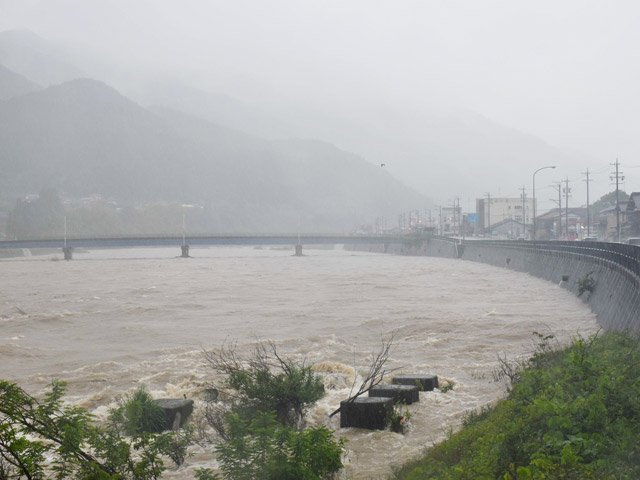 大雨で増水した飛騨川＝２１日午前８時３２分、下呂市萩原町上村