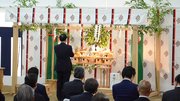 工事の安全を祈願して玉串をささげるＪＲ東海の金子慎社長＝１１日午前、中津川市千旦林