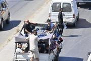 　１９日、レバノン南部サイダで、イスラエル軍の攻撃を受けて避難する家族ら（ゲッティ＝共同）