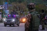 　２２日、係争地カシミール地方のインド・パハルガム周辺で、武装集団による発砲事件を受けパトロールする装甲車（ＡＰ＝共同）