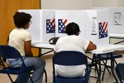 　１１月の中間選挙に向けた予備選で投票する人たち＝４日、米ミズーリ州セントルイス（共同）