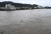 大雨で増水した長良川＝１７日午後５時１７分、岐阜市内（撮影・堀尚人）