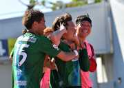 	ＦＣ岐阜×鹿児島＝後半３８分、勝ち越しゴールを決め、仲間の祝福を受けるＦＣ岐阜のＤＦ宇賀神（中央）＝長良川競技場