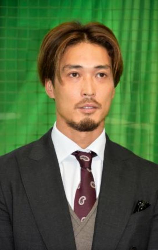 　戦力外通告を受け、取材に応じる中日・駿太＝２８日、ナゴヤ球場