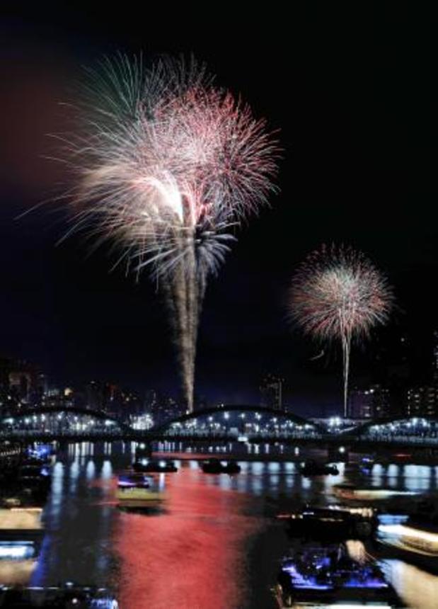 　東京・下町の夏の風物詩、隅田川花火大会で打ち上げられた花火。猛暑となった都心の夜空を大輪が彩った＝２５日夜（多重露光）