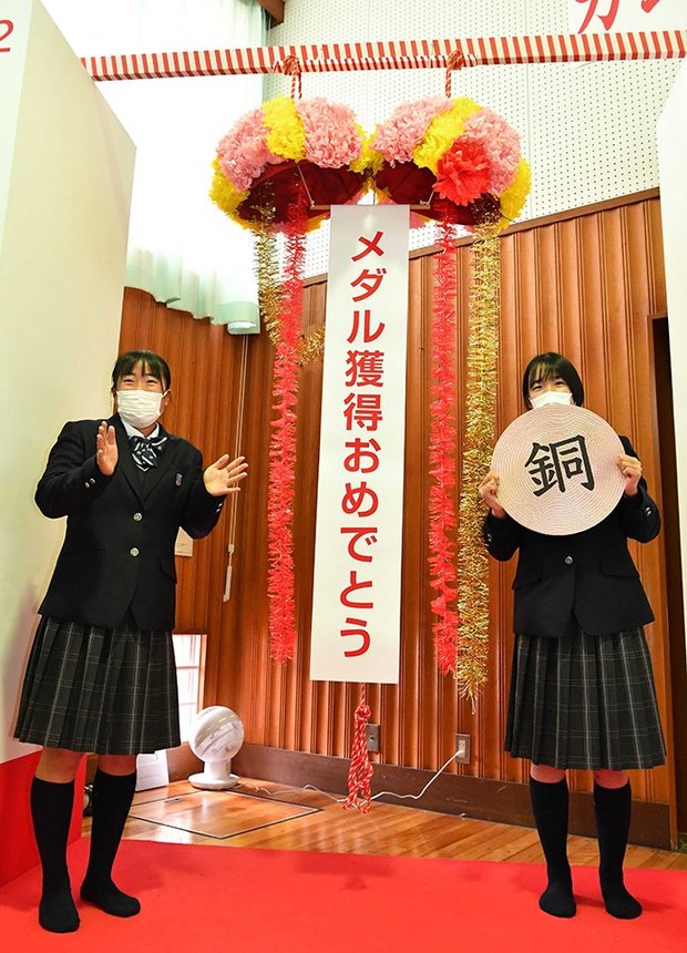 村瀬心椛選手の銅メダル獲得が決まり、くす玉を割ってお祝いする同級生＝１５日午前１１時３８分、本巣市仏生寺、岐阜第一高校
