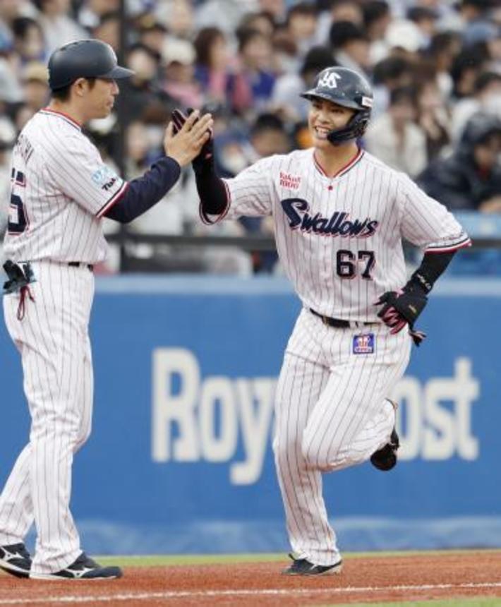 　２回、本塁打を放ったヤクルト・伊藤（右）＝神宮