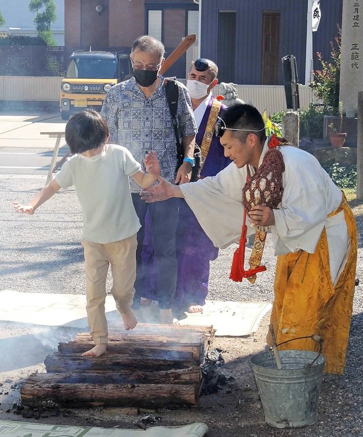 火の道を渡って身を清める参拝者ら＝岐阜市加納天神町、玉性院