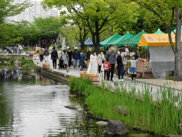 普段の週末と同じように散策を楽しむ家族連れら＝２４日午前１１時５０分、各務原市川島笠田町、河川環境楽園オアシスパーク