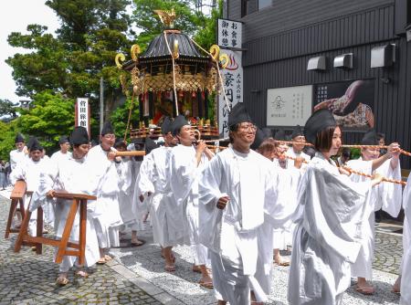 　大山寺の御輿行幸＝２４日午前、鳥取県大山町