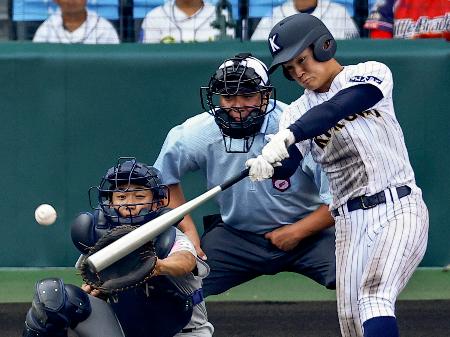 　青森山田―東日本国際大昌平　５回裏東日本国際大昌平２死二、三塁、金沢匠が中前に２点打を放つ。捕手沖野＝甲子園