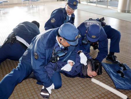 　アジア・アジアパラ競技大会に向け実施された、無差別テロの対応訓練＝２７日午前、愛知県西尾市