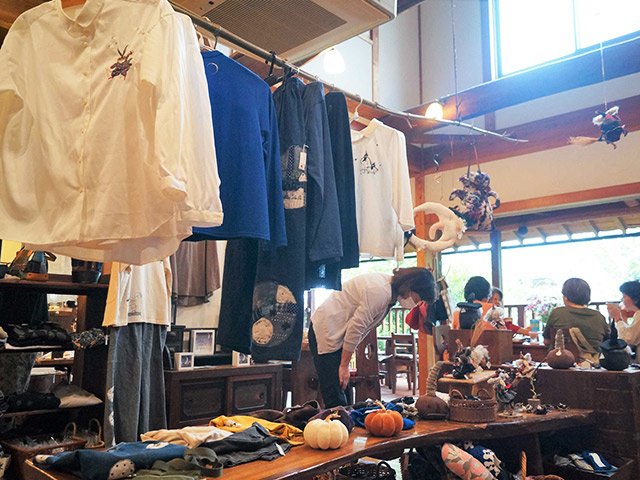 魔女をモチーフにした衣服や布雑貨がそろう「魔女展」＝岐阜市打越、ぎゃらりー喫茶遊び野
