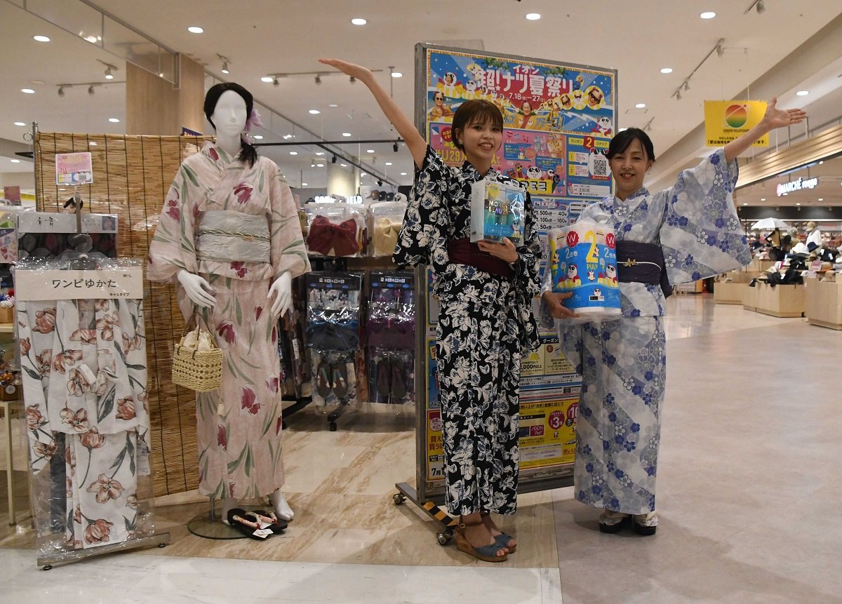 大型セールをＰＲする関係者＝各務原市那加萱場町、イオンスタイル各務原インター