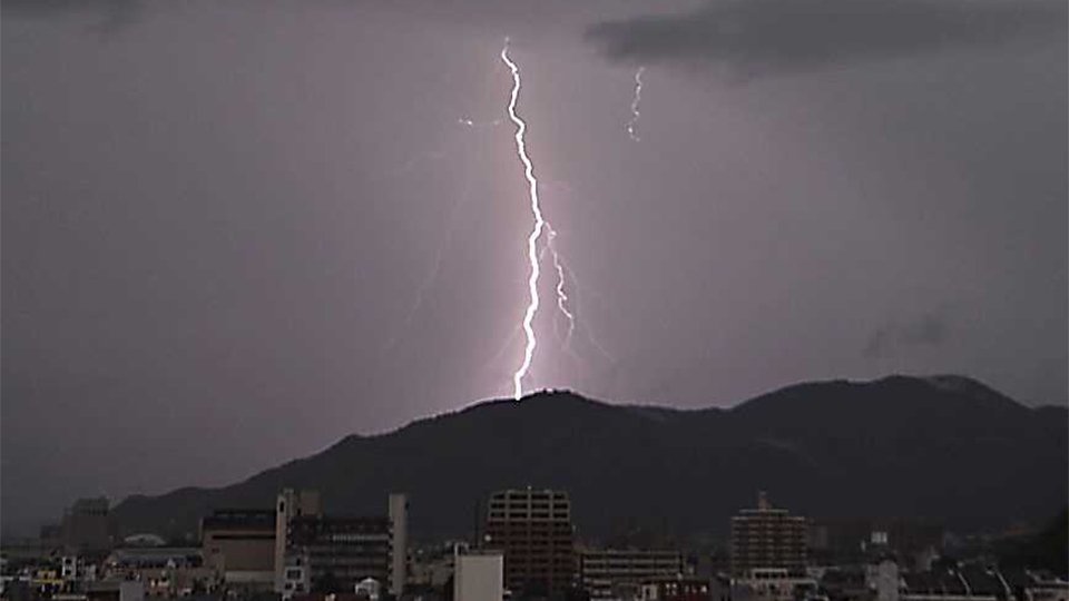 激しい雨とともに走る稲光＝２３日午前１１時２０分、岐阜新聞社本社から岐阜市北部を望む