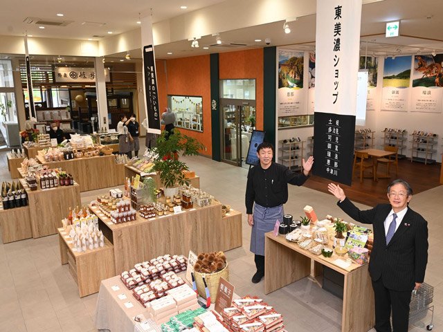 東美濃地域の特産品が並ぶ店内に立つ石黒信彦会長（右）と佐武正基代表＝土岐市土岐ケ丘、まちゆい