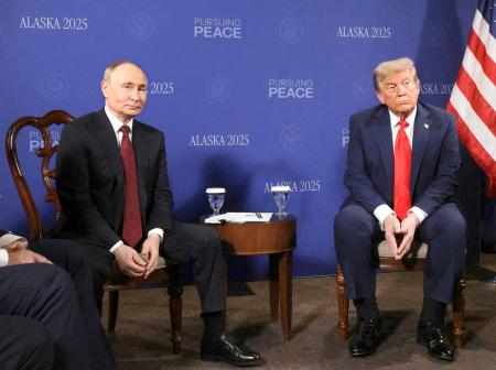 　会談するロシアのプーチン大統領（左）とトランプ米大統領＝１５日、米アラスカ州アンカレジ（ロイター＝共同）