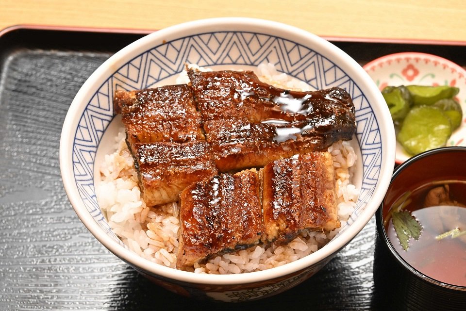 １匹の半分がのった「うな丼並」＝今月１０日、羽島市桑原町、魚勝