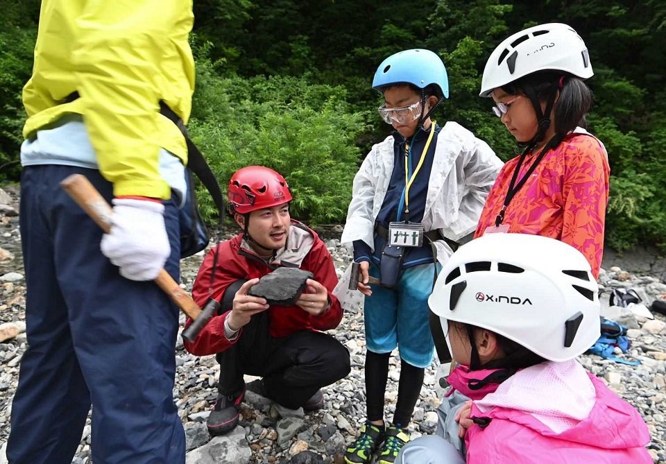 子どもたちの化石の探し方を教える旭祐貴さん（中央）＝大野郡白川村
