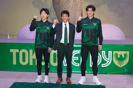 　新体制発表会見でポーズをとるＪ１東京Ｖの城福監督（中央）ら＝６日、東京都稲城市