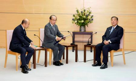　広島市の松井一実市長（中央）、長崎市の鈴木史朗市長（左）との面会に臨む石破首相＝２７日午後、首相官邸