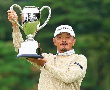　通算１３アンダーで優勝した岩田寛＝グランフィールズＣＣ