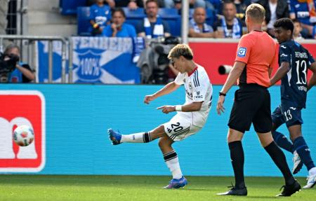 　ホッフェンハイム戦の前半、ゴールを決めるＥフランクフルトの堂安（左）＝ジンスハイム（共同）