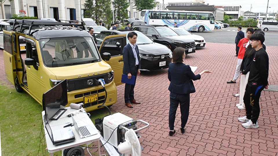ホンダカーズ東海の社員から販売する車の説明を受ける学生たち＝岐阜市中鶉