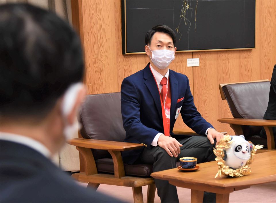 古田肇知事に銅メダル獲得の喜びを語る永井秀昭選手＝岐阜県庁