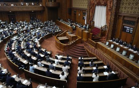 　改正皇室典範を可決、成立した参院本会議＝１７日