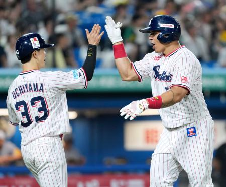 　７回、同点２ランを放ち内山（３３）とタッチを交わすヤクルトのオスナ＝神宮