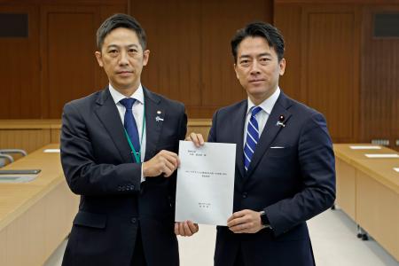 　秋田県の鈴木健太知事（左）から要望書を手渡された小泉防衛相＝２８日午前、防衛省