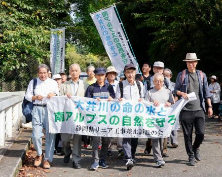 　口頭弁論のため静岡地裁に向かう原告ら＝２５日午後、静岡市