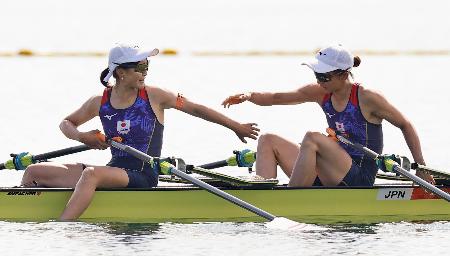 　女子軽量級ダブルスカルで銅メダルを獲得し、タッチを交わす米沢知華（右）、冨田千愛組＝長良川国際レガッタコース
