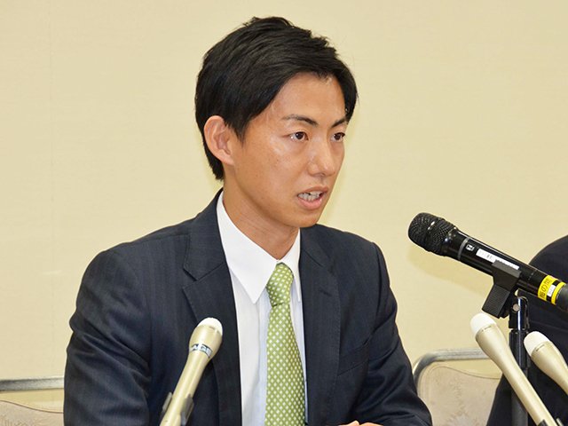 再審請求後に記者会見する前美濃加茂市長の藤井浩人氏＝３０日午後、名古屋市中区、桜華会館