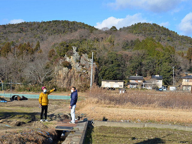 筥岩（中央）の背後にそびえる白山の山頂（右）＝いずれも美濃加茂市牧野