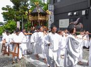 　大山寺の御輿行幸＝２４日午前、鳥取県大山町