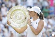 　女子シングルスで優勝したイガ・シフィオンテク＝ウィンブルドン（共同）