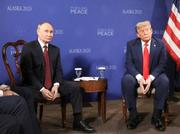 　会談するロシアのプーチン大統領（左）とトランプ米大統領＝１５日、米アラスカ州アンカレジ（ロイター＝共同）
