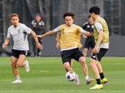 　サッカーＷ杯アジア最終予選のインドネシア戦に向け、調整する久保（中央）ら＝堺市