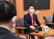 古田肇知事に銅メダル獲得の喜びを語る永井秀昭選手＝岐阜県庁