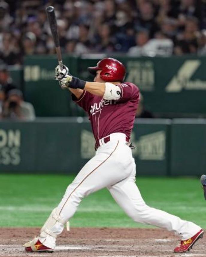 　９回楽天１死三塁、村林が勝ち越しの右犠飛を放つ＝東京ドーム