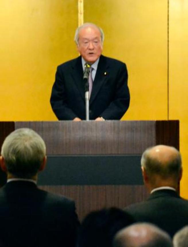 　盛岡市の会合であいさつする自民党の鈴木幹事長＝１４日午後