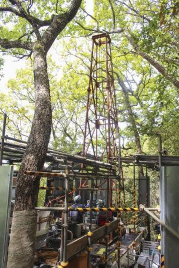 　中国電力が使用済み核燃料の中間貯蔵施設建設予定地で行ったボーリング調査＝昨年４月、山口県上関町（同社提供）