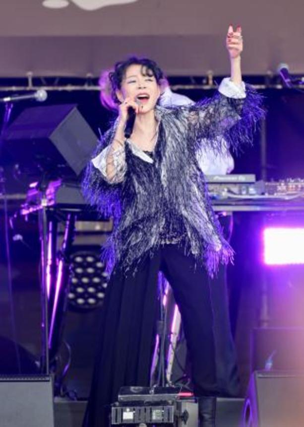 　大分市で開かれた野外音楽フェスティバルで歌う中森明菜さん＝１９日