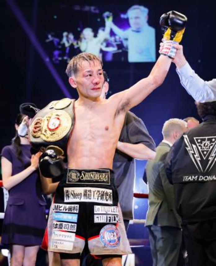 　ＷＢＡバンタム級団体内王座統一戦で、ノニト・ドネアに判定で勝利した堤聖也＝両国国技館