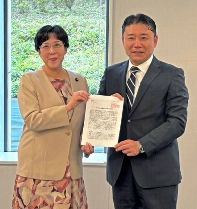 　連合の神保政史事務局長（右）から要望書を受け取る立憲民主党の田名部幹事長＝２１日午前、国会