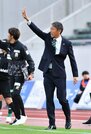 ＦＣ岐阜×讃岐＝後半、ピッチサイドから選手に指示を出すＦＣ岐阜の上野優作監督＝長良川競技場